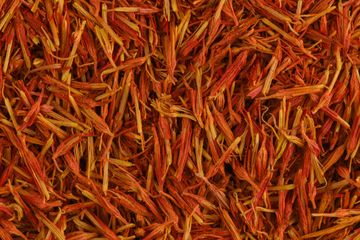 Safron  terkenal karena fungsinya sebagai bumbu dalam membuat hidangan. Sajian menu yang menggunakan safron terdapat di Spanyol, Iran, dan India.