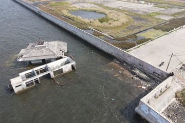 Masjid Wal Adhuna Muara Baru, Jakarta Utara tertutup air laut karena turunnya tanah dan naiknya muka air laut. Masjid ini jadi saksi bahwa dampak perubahan iklim terjadi hari ini, bukan di hari-hari jauh di masa depan.