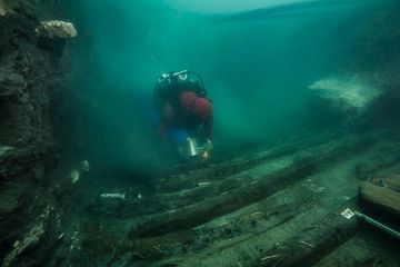 Seorang penyelam memeriksa sisa-sisa kapal militer kuno yang ditemukan di kota tenggelam Mediterania Thonis-Heracleion di lepas pantai Alexandria, Mesir, dalam gambar selebaran ini yang dirilis pada 19 Juli 2021.