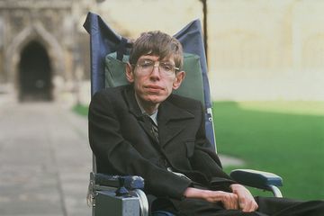 Stephen Hawking (1942&ndash;2018) di Cambridge University pada 1993. Ketika Stephen Hawking didiagnosis dengan penyakit motor-neuron pada usia 21, tidak jelas apakah dia akan menyelesaikan PhD-nya. Melawan semua harapan, ia hidup selama 55 tahun, menjadi salah satu ilmuwan paling terkenal di dunia. Kini, beberapa teorinya yang aneh mulai diakui ilmuwan sedunia.