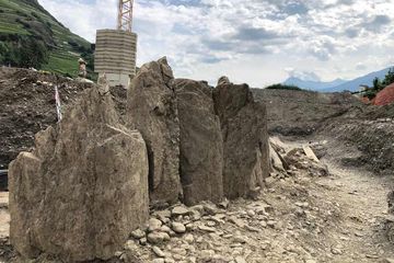 13 menhir ditemukan di Saint L&eacute;onard, wilayah Valais, Swiss.