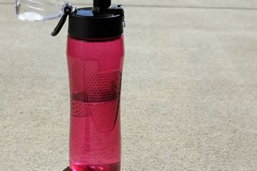 Langkah mudah membersihkan botol minum yang berbau.