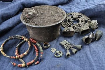 Temuan harta karun di Rusia yang berisi ornamen untuk pakaian tradisional dan mangkuk logam.