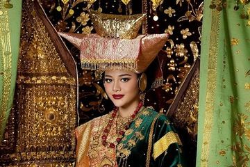 Tikuluak atau tengkuluk dipakai oleh Aurel Hermansyah saat menikah dengan Atta Halilintar. Penutup kepala ini menjadi ciri khas berpakaian wanita di Nusantara yang beragam.