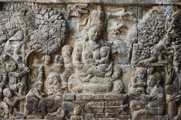 Hariti, sosok Sang Ibu yang kerap dijumpai dalam relief candi Hindu dan Buddha. 
