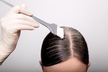 6 Cara Menghilangkan Cat Rambut di Kulit Kepala, Wajah, dan Tangan
