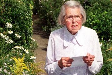 Melita Norwood yang berusia 87 tahun berdiri di luar rumahnya di Bexleyheath, Inggris pada tahun 1999 untuk membacakan pernyataan tentang keterlibatannya dalam memberikan rahasia atom kepada KGB.