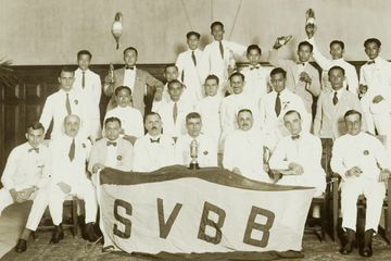 Souvenir dari pengurus Federasi Sepak Bola Nasional, diberikan kepada pengurus Federasi Sepak Bola Sumatera Timur pada 1925.
