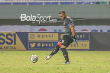 Penjaga gawang Persija Jakarta, Andritany Ardhiyasa, sedang mengoper bola dalam laga pekan pertama Liga 1 2021 di Stadion Pakansari, Bogor, Jawa Barat, 5 September 2021.