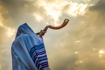 Rosh Hashanah merupakan tahun baru dalam kalender Yahudi. Selama liburan ini dan hari-hari menjelang Yom Kippur (Hari Pendamaian), orang-orang Yahudi didorong untuk merenungkan semua kejadian setahun silam.