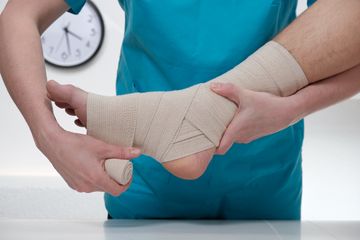 Jangan Dulu Diurut! Mending Atasi Kaki Terkilir dengan Makanan untuk Obat Keseleo ini, Cedera Ringan Bisa Sembuh Cuma Dioles Bumbu Dapur ini