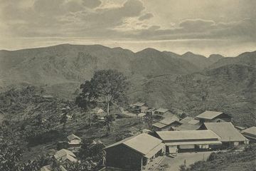 Tambang batu bara Ombilin di Sawahlunto, Sumatera Barat sekitar 1915. Tempat inilah para buruh bekerja dan mulai membentuk perkumpulan untuk melawan dalam pemberontakan 1927.