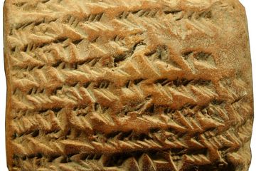 Sebuah tablet tanah liat yang berasal dari 350 hingga 50 SM. Tablet ini menunjukkan bahwa Astronom dari Babilonia sudah menggunakan teknik geometris  seperti analisis  para sarjana Eropa pada abad pertengahan.
