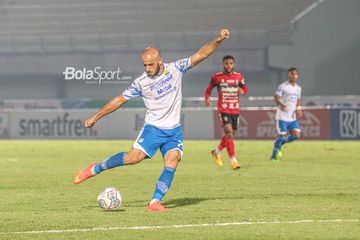 Gelandang Persib Bandung, Mohammed Rashid, nampak akan melakukan operan dalam merayakan golnya dalam laga pekan ketiga Liga 1 2021 di Stadion Indomilk Arena, Tangerang, Banten, 18 September 2021.