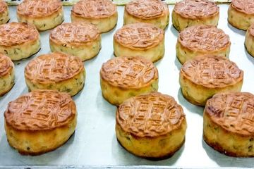 Kue bulan bergaya Kanton (Cantonese style) yang digunakan untuk Festival Pertengahan Musim Gugur pada tanggal 15, bulan ke-8, dalam kalender Imlek.