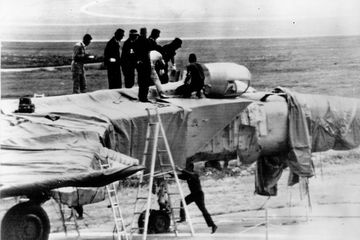 MiG-25 Viktor Belenko yang membelot terjebak di bandara Hakodate.