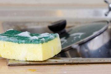 Ibu-ibu Sekomplek Sering Gak Sadar, Spons Cuci Piring dan Lap itu Bisa jadi Sarang Kuman dan Benda Paling Kotor di Dapur! Begini Cara Bersihkannya