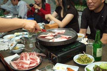 Orang-orang Korea sangat suka makan daging perut babi panggang.
