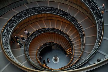 Tangga Bramante di Museum Vatican, dan foto ini diambil secara ini proporsional, atau mengikuti golden ratio yang dianggap indah bagi di mata kita.