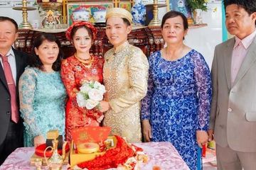 Mertua Cam Huong yang baik hati di sebelah kirinya.