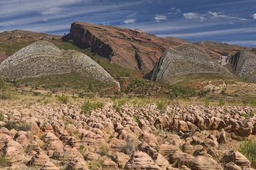 Terletak tinggi di Altiplano Bolivia, daya tarik magnetis Torotoro adalah jejak dinosaurus berasal dari periode Kapur.