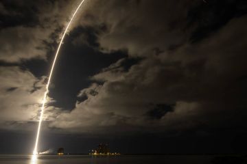 Roket United Launch Alliance Atlas V dengan pesawat ruang angkasa Lucy saat diluncurkan.