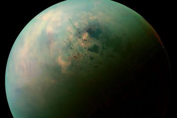 Sebuah warna palsu, pandangan inframerah-dekat dari belahan bumi utara Titan yang dikumpulkan oleh pesawat ruang angkasa Cassini NASA, menunjukkan laut dan danau bulan. Daerah oranye di dekat beberapa di antaranya mungkin merupakan endapan mineral evaporit organik yang ditinggalkan oleh hidrokarbon cair yang surut.