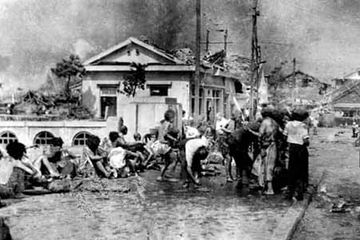 Kondisi yang mengerikan di Sendamachi, Hiroshima, Jepang, akibat dampak dari ledakan bom atom.