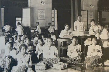 Potret para calon guru perempuan tengah dilatih keterampilannya untuk bekalnya menjadi guru perempuan.