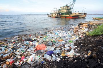 Sampah di pantai.