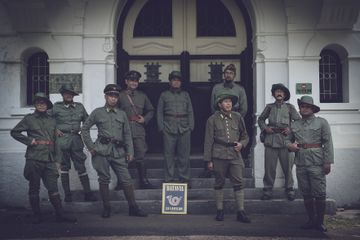 Memaknai sejarah KNIL dari sisi yang berbeda melalui kegiatan komunitas reka ulang. Metode pembelajaran sejarah kadang hanya melihat peristiwa sejarah dari satu sisi. Komunitas sejarah dan pegiat sejarah reka ulang mencoba menyajikan raut muka sejarah dari sisi yang berbeda.