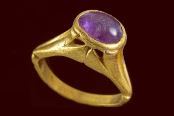 Penemuan cincin bertahtakan batu kecubung di Yavne, Israel.