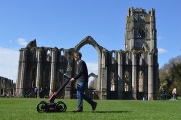 Sisa reruntuhan biara kaya Fountains Abbey di Inggris.