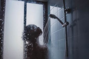 Nyesel Pakai Air Panas Kalau Tahu Khasiatnya, Mandi dengan Air Dingin di Pagi Hari Tak Disangka Berikan Manfaat Luar Biasa