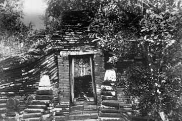 Kerusakan situs Trowulan, makam putri Champa, sekitar tahun 1870-an.