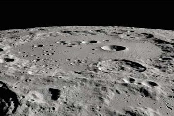 Gambar kawah Clavius di Bulan. Hasil penelitian terbaru dari kutub selatan bulan, mengonfirmasi adanya perangkap dingin karbon dioksida.