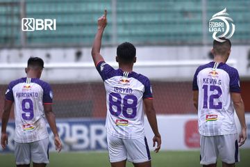 Winger Persita Tangerang, Irsyad Maulana, merayakan gol yang dicetaknya ke gawang Bhayangkara FC di Liga 1 2021.