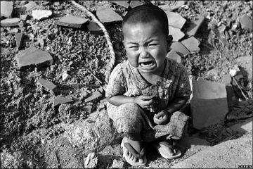 Seorang anak di Hiroshima , menangis pasca ledakan bom atom di Hiroshima pada 6 Agustus 1945.