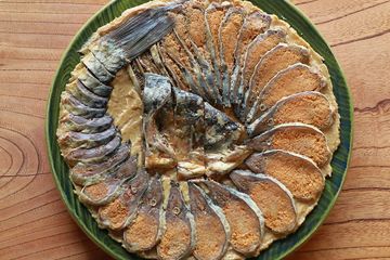 Dibandingkan dengan sejarah narezushi yang berusia ribuan tahun, sushi yang kita makan hari ini hanyalah catatan kaki belaka. Secara teknis disebut hayazushi (sushi cepat) yang dibuat di Edo (Tokyo moderen) pada akhir abad ke-18 sebagai versi narezushi cepat saji untuk memenuhi kebutuhan orang-orang kota yang sibuk. 