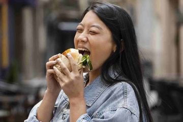 Efeknya Bahaya Banget! Mulai Sekarang Jangan Lagi Makan dan Minum Sambil Berdiri