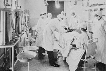 Dokter yang menjadi sangat kaya dengan menanamkan testis kambing ke dalam skrotum manusia. 