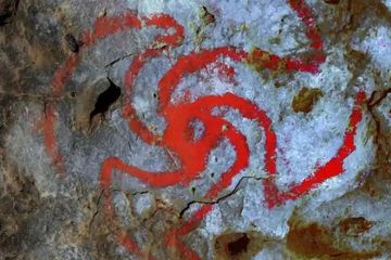 Gambar yang disempurnakan secara digital dari simbol di Gua Pinwheel, California.