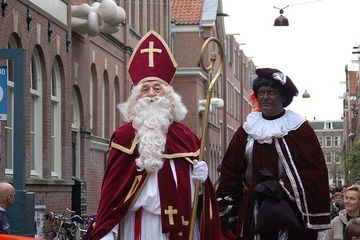 Sinterklas (St. Nicholas) bersama pembantunya berkulit hitam yang disebut sebagai Pete hitam (Zwarte Piet). Budaya menampilkan orang kulit hitam sebagai pembantu dinilai rasisme yang masih bertahan di Belanda.