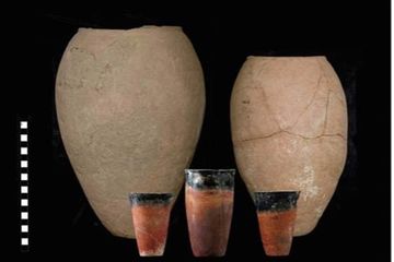 Rekonstruksi gelas bir dan toples dari Mesir awal.