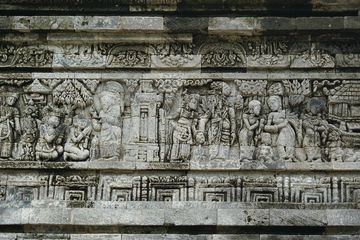 Cerita Panji pada relief Candi Panataran, Jawa Timur. Terlihat, perempuan Majapahit digambarkan memiliki kebebasan berekspresi, mulai dari berpakaian kemben, surban, selendang, hingga menjadi pusat cerita.