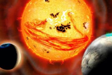 Penggambaran ilustrasi tentang bintang EK Draconis yang mengeluarkan lontaran massa korona saat dua planet mengorbit.