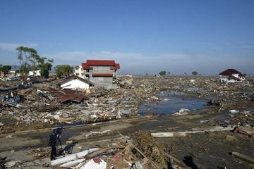 Seorang juru kamera mendokumentasikan kerusakan yang disebabkan oleh tsunami Samudra Hindia 2004 di Banda Aceh.