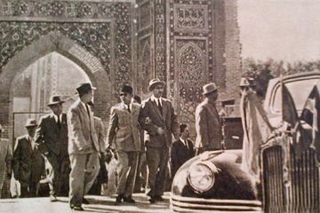 Soekarno dalam kunjungannya ke Masjid Biru dan pusara Imam Bukhari di Uzbekistan pada 1961.