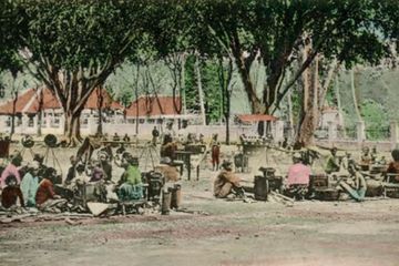 Penjual pribumi menjajakan dagangannya di alun-alun Blitar pada tahun 1880.