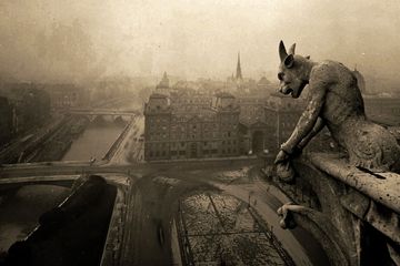 Gargoyle di atas katedral Notre-Dame, terlihat seperti mengawasi Kota Paris pada tahun 1920.